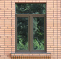 Т-образные окна Rehau на фасаде трехэтажного кирпичного коттеджа, с. Лесники.